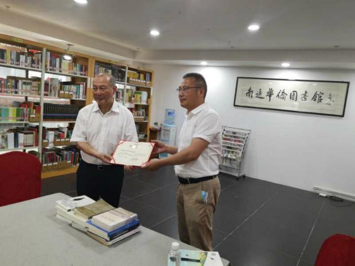 赤子情華僑圖書館舉行江蘇師范大學(xué)華僑華人研究中心圖書捐贈(zèng)儀式.jpg 赤子情華僑圖書館舉行江蘇師范大學(xué)華僑華人研究中心圖書捐贈(zèng)儀式.jpg