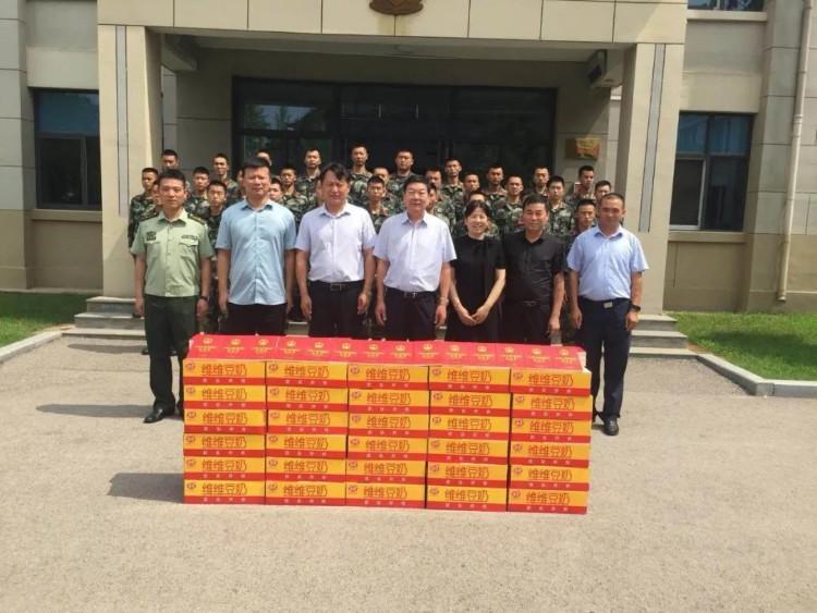 銅山區(qū)開展送法進軍營暨擁軍慰問活動.jpg 銅山區(qū)開展送法進軍營暨擁軍慰問活動.jpg