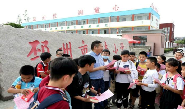 邳州市開展民族政策法規(guī)戶外宣傳活動.jpg 邳州市開展民族政策法規(guī)戶外宣傳活動.jpg