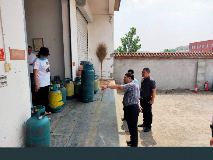 邳州市委常委、統(tǒng)戰(zhàn)部部長(zhǎng)李世峰開(kāi)展 “安全生產(chǎn)月”專項(xiàng)督查.jpg