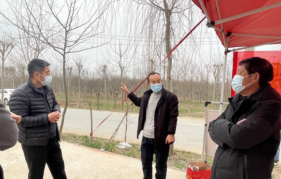 圖1:在防疫卡口值守.jpg 圖1:在防疫卡口值守.jpg