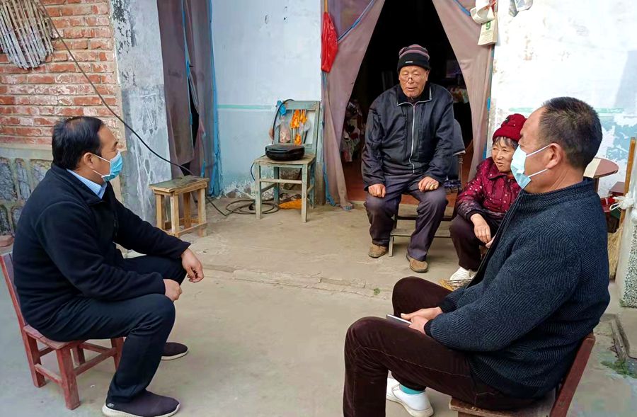 圖3:走訪農(nóng)戶.jpg 圖3:走訪農(nóng)戶.jpg