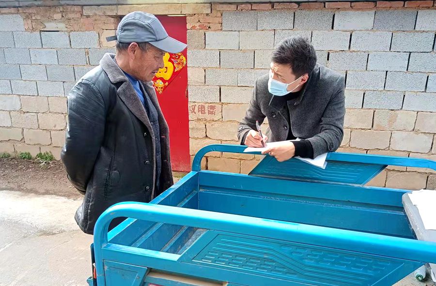 圖9:與群眾交談.jpg 圖9:與群眾交談.jpg