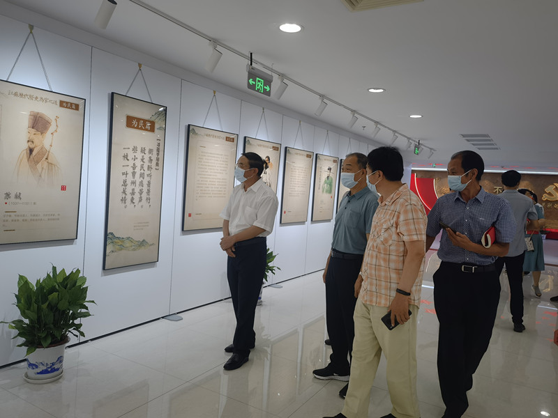 參觀“黨風(fēng)廉政教育月”主題展覽1_副本.jpg