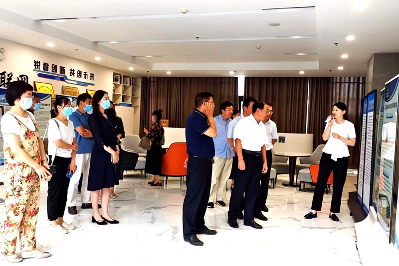 圖二:參觀錫沂高新區(qū)華僑華人創(chuàng)新創(chuàng)業(yè)基地.jpg 圖二:參觀錫沂高新區(qū)華僑華人創(chuàng)新創(chuàng)業(yè)基地.jpg