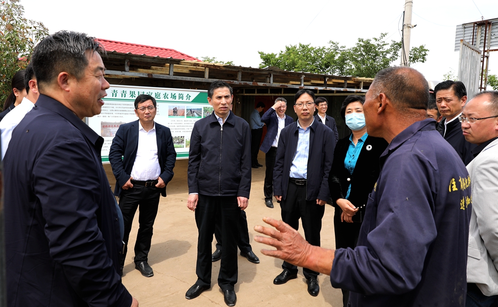 圖四:參觀林莊村青青果園家庭農(nóng)場.jpg 圖四:參觀林莊村青青果園家庭農(nóng)場.jpg
