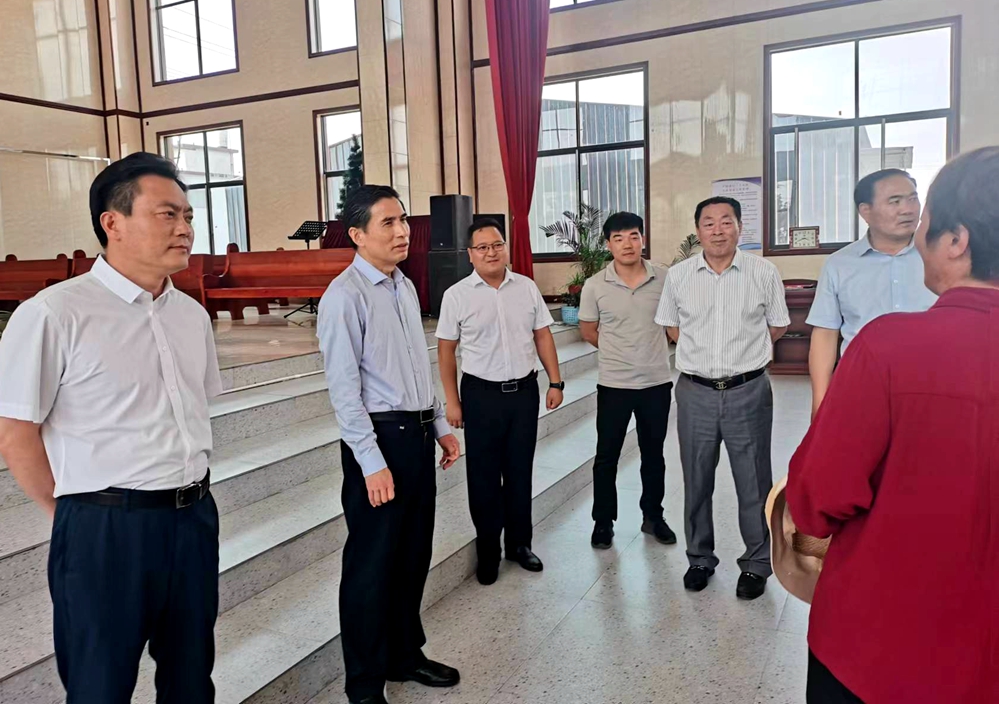 圖三:在阿湖教堂調(diào)研.jpg 圖三:在阿湖教堂調(diào)研.jpg